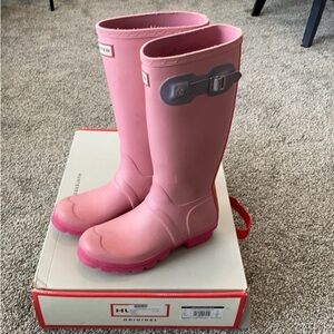 Hunter kids girls rain boots.  Worn but still cute!  Girls size 5
